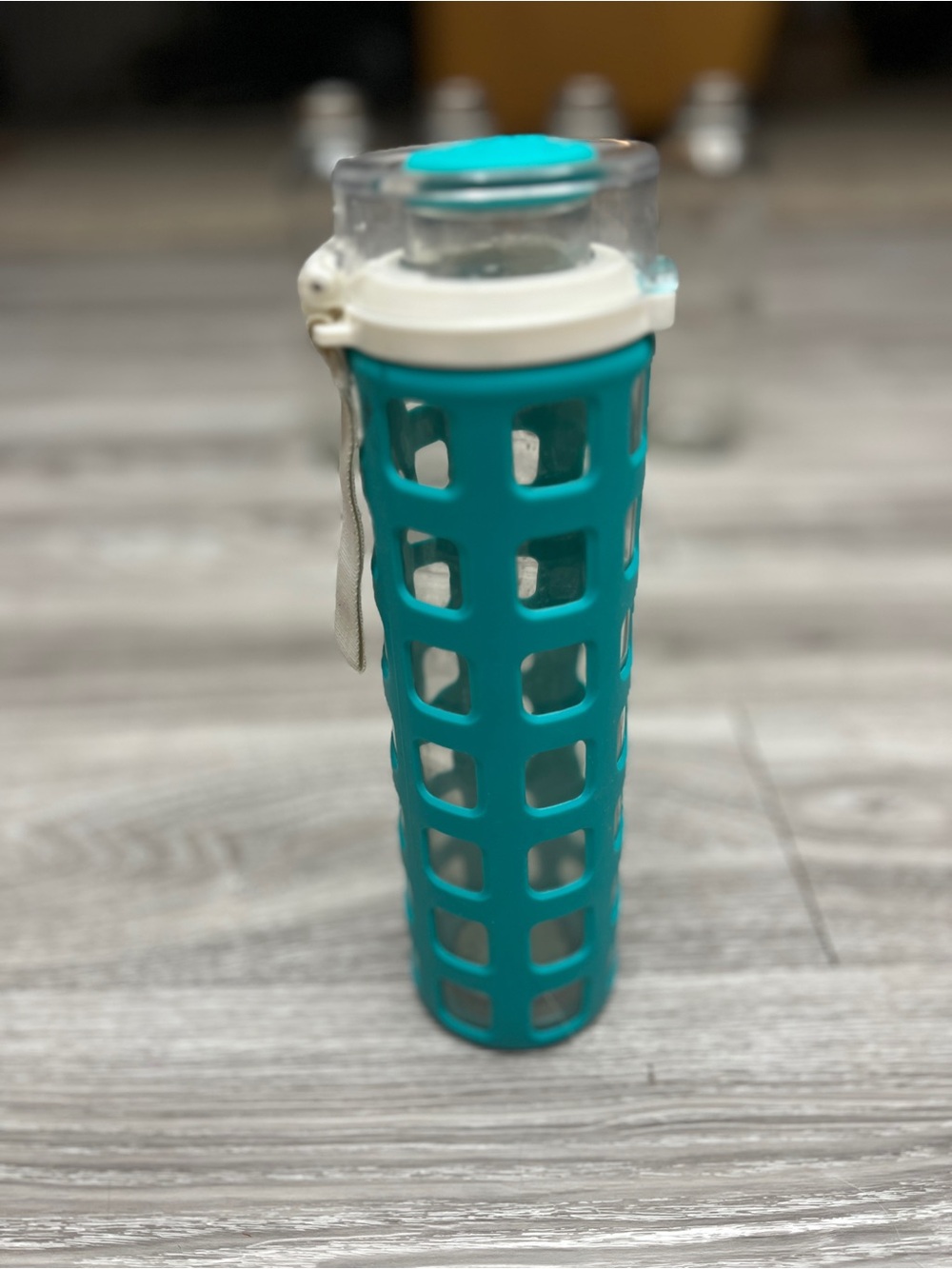 ELLO SYNDICATE 20OZ GLASS WATER BOTTLE - teal with silicone sleeve